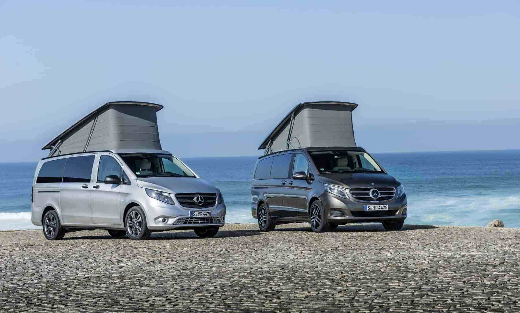 Dva Mercedes kombija na obali mora